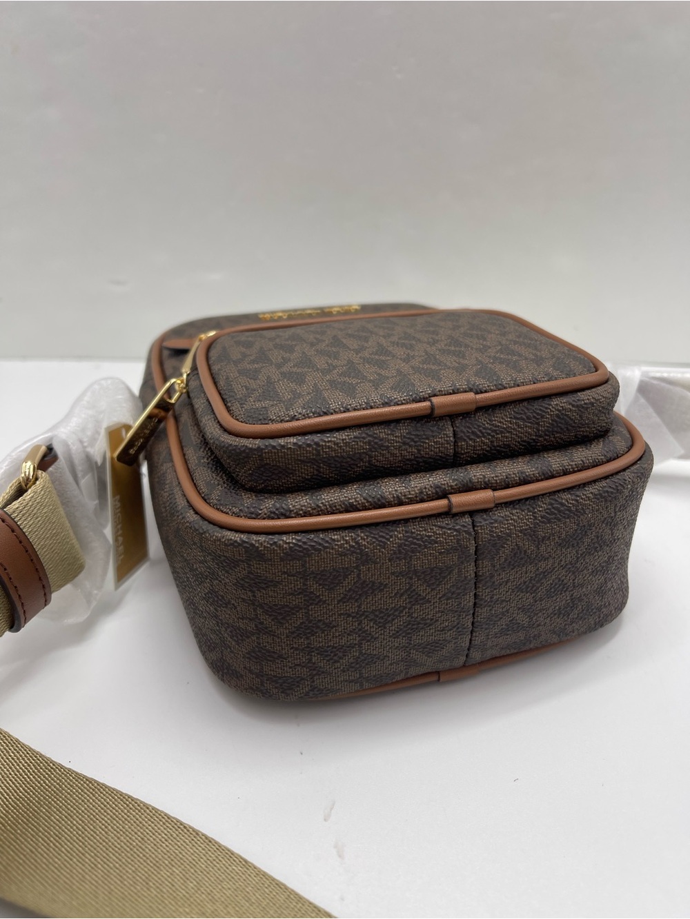 MICHAEL KORS Jet Set Md Flight NS Pocket Signature Logo Crossbody Bag
Brown 
NWT - Picture 12 of 16